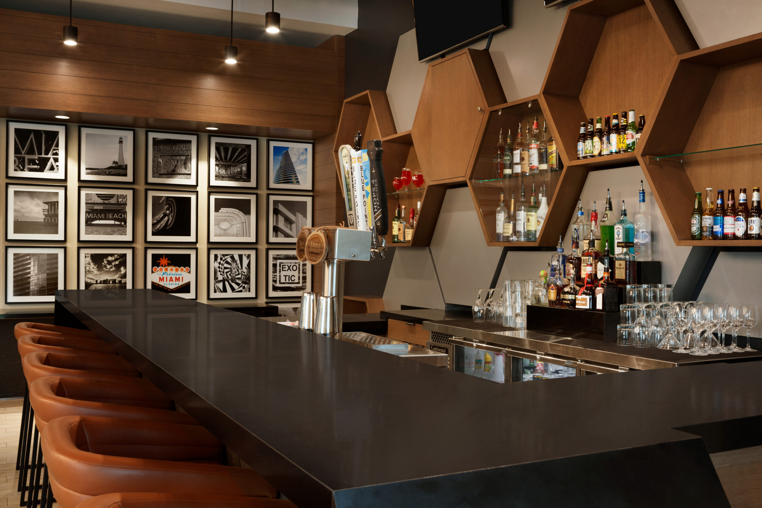 Four Points By Sheraton Miami Airport - Casacada Restaurant and Bar - Bar - 1214665