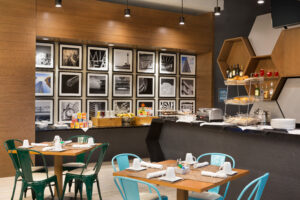 Four Points By Sheraton Miami Airport - Casacada Restaurant and Bar - Breakfast Buffet and Seating Area - 1214742