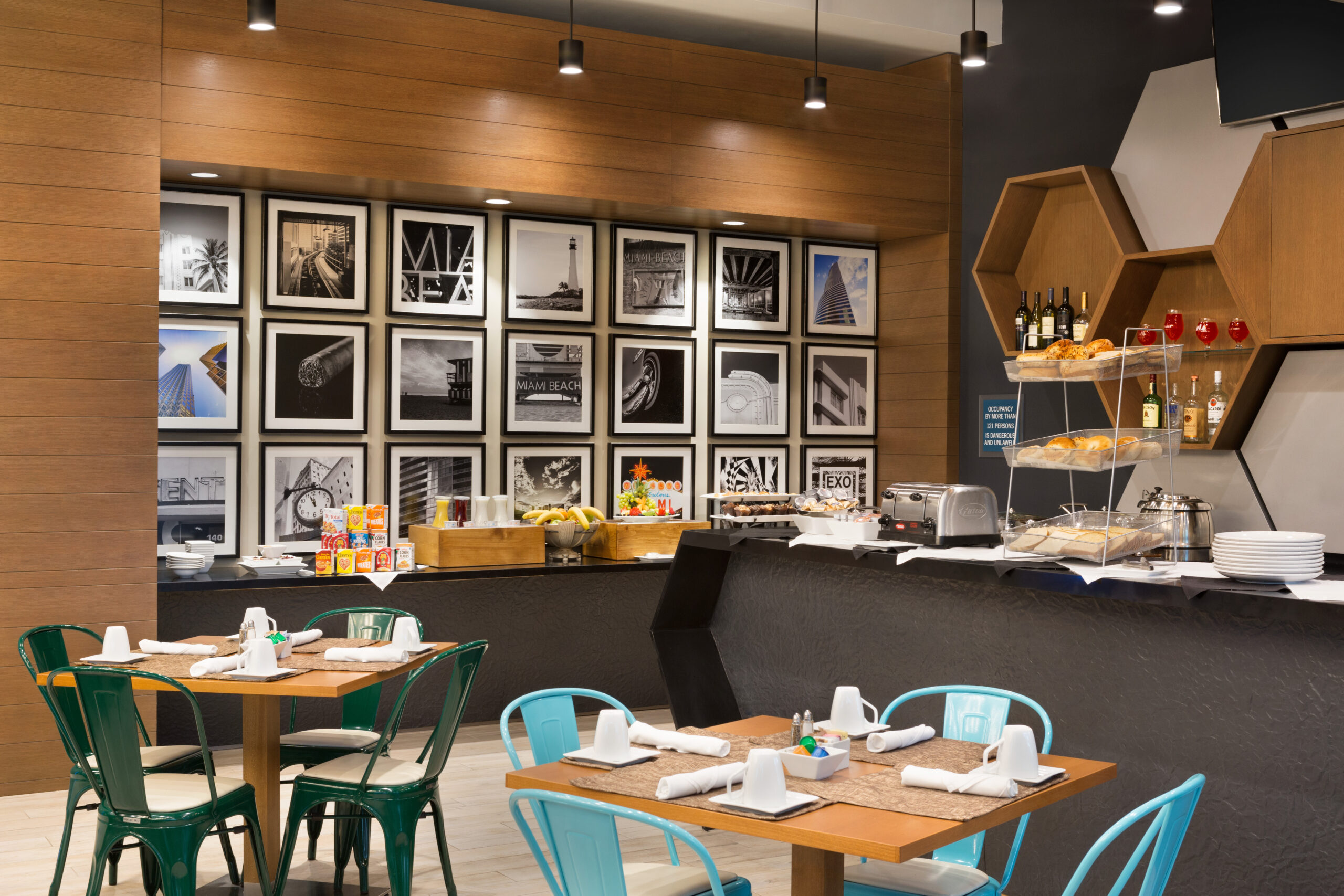 Four Points By Sheraton Miami Airport - Casacada Restaurant and Bar - Breakfast Buffet and Seating Area - 1214742